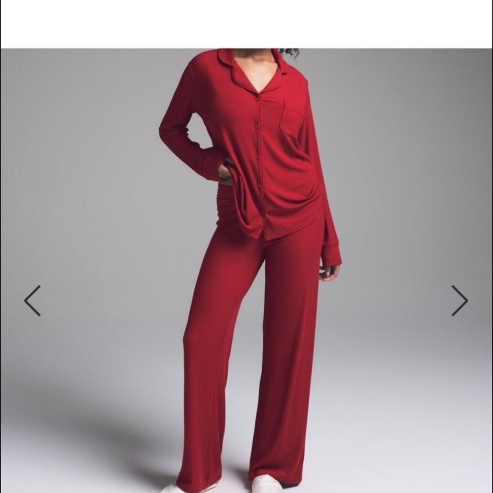 SKIMS brick red pajama SET
Brand new. Never worn. With tags attached